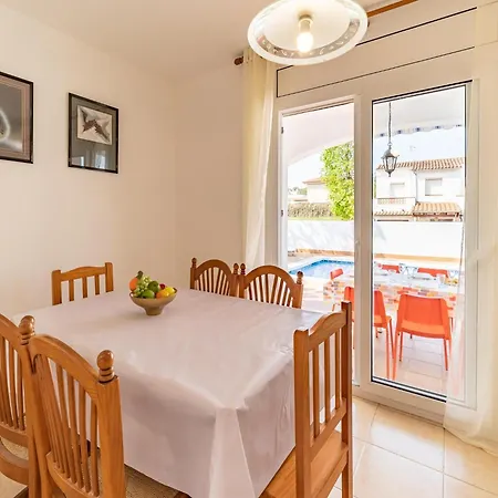Villa Family-friendly For 8 Guests